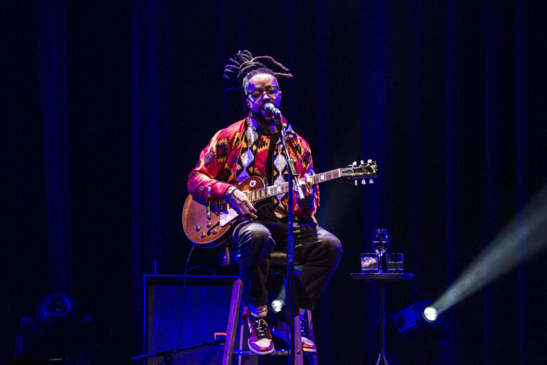 Fotografia colorida de Rael na Casa Natura Musical em 2018 por Diogo França - @difgomez