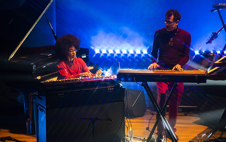 Fotografia colorida de Curumin e banda cantando Stevie Wonder no Sesc 24 de maio - por Diogo França