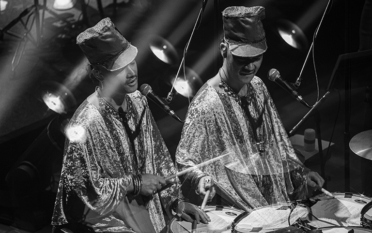 Fotografia em preto e branco de Curumin cantando Stevie Wonder no Sesc 24 de maio - por Diogo França