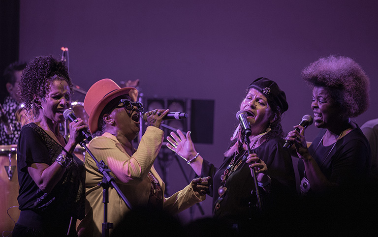 Fotografia colorida da banda Vitória Régia cantando Tim Maia no Sesc Pompeia por @difgomez