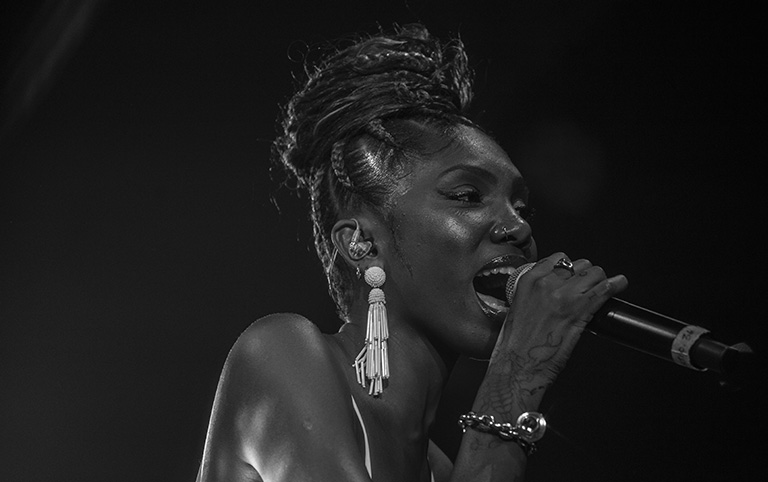 Fotografia em preto e branco da cantora Késia com a banda Vitória Régia cantando Tim Maia no Sesc Pompeia por @difgomez