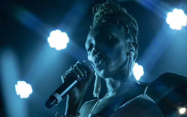 Fotografia colorida da cantora Késia com a banda Vitória Régia cantando Tim Maia no Sesc Pompeia por @difgomez