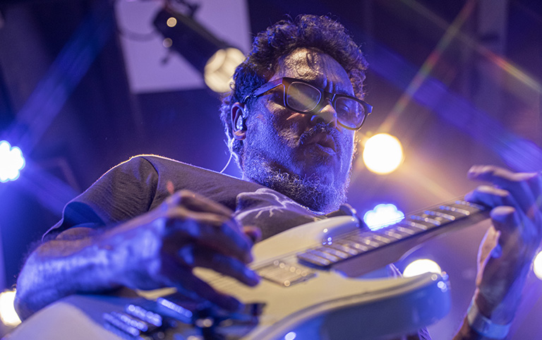 Fotografia colorida da banda Vitória Régia cantando Tim Maia no Sesc Pompeia por @difgomez