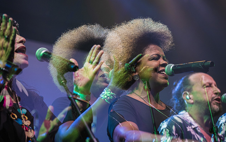 Fotografia colorida da banda Vitória Régia cantando Tim Maia no Sesc Pompeia por @difgomez