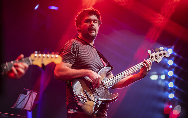 Fotografia colorida da banda Vitória Régia cantando Tim Maia no Sesc Pompeia por @difgomez