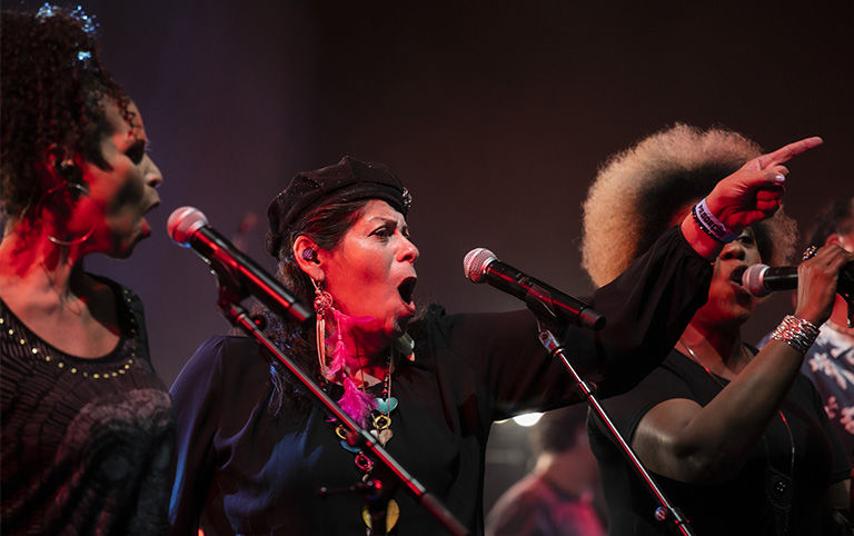 Fotografia colorida da banda Vitória Régia cantando Tim Maia no Sesc Pompeia por @difgomez