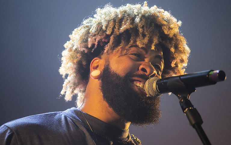 Fotografia Colorida de Thiago Jamelão no show Rádio Gatilho FM na Casa Natura Musical em novembro de 2022 por Diogo França