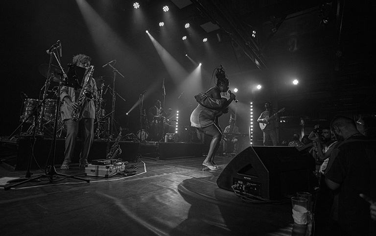 Fotografia em preto e branco de Tássia Reis cantando Alcione no Sesc Pompeia em janeiro de 2023 - por Diogo França - @difgomez