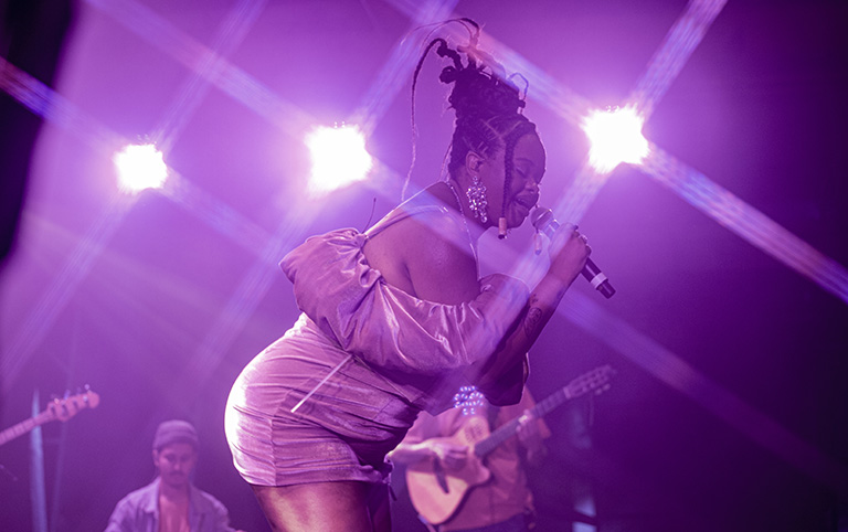 Fotografia colorida de Tássia Reis cantando Alcione no Sesc Pompeia em janeiro de 2023 - por Diogo França - @difgomez