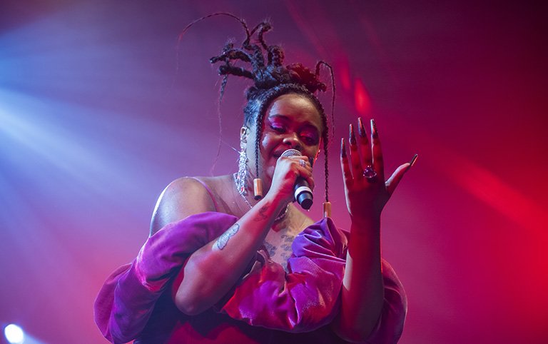 Fotografia colorida de Tássia Reis cantando Alcione no Sesc Pompeia em janeiro de 2023 - por Diogo França - @difgomez