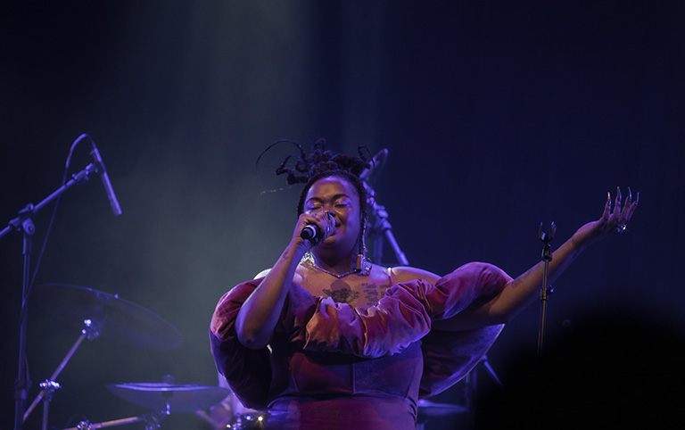 Fotografia colorida de Tássia Reis cantando Alcione no Sesc Pompeia em janeiro de 2023 - por Diogo França - @difgomez