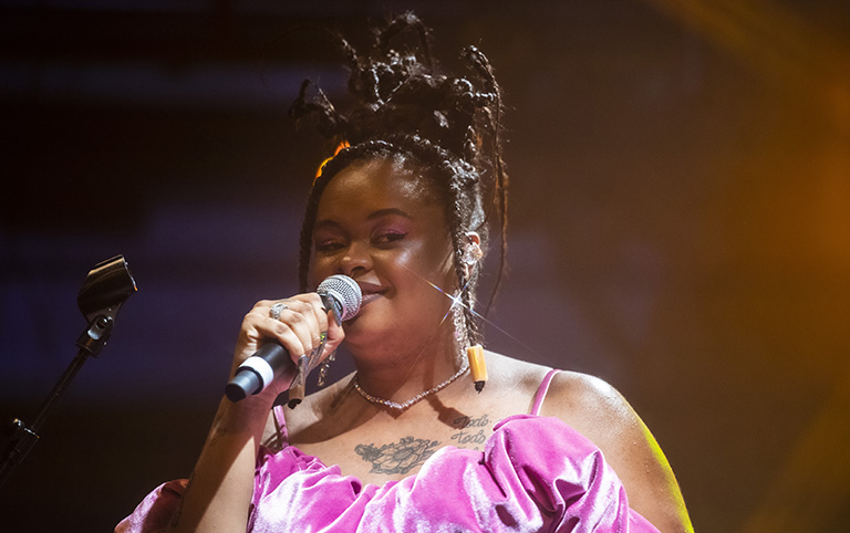 Fotografia colorida de Tássia Reis cantando Alcione no Sesc Pompeia em janeiro de 2023 - por Diogo França - @difgomez