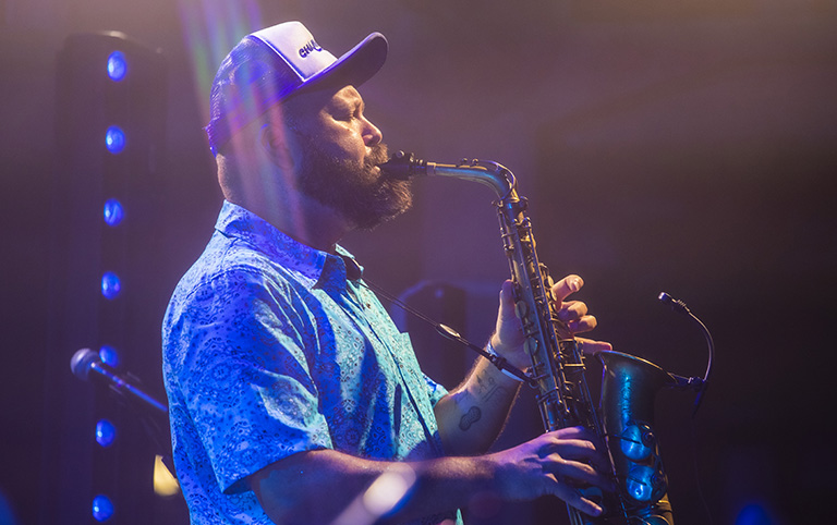 Fotografia colorida da cobertura do show da Espetacular Charanga do França no Sesc Pompeia em janeiro de 2023 por Diogo França - @difgomez