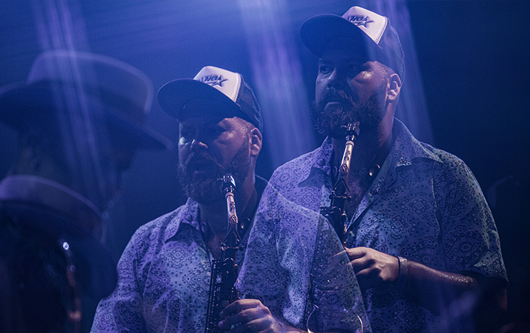 Fotografia colorida da cobertura do show da Espetacular Charanga do França no Sesc Pompeia em janeiro de 2023 por Diogo França - @difgomez