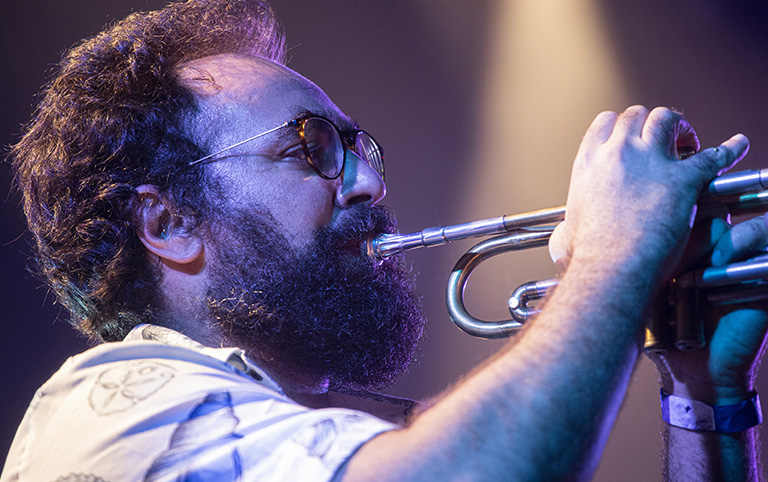 Fotografia colorida da cobertura do show da Espetacular Charanga do França no Sesc Pompeia em janeiro de 2023 por Diogo França - @difgomez