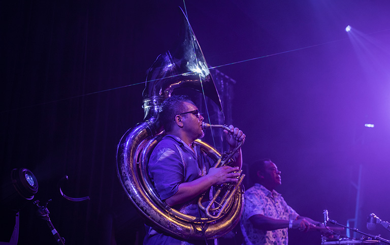 Fotografia colorida da cobertura do show da Espetacular Charanga do França no Sesc Pompeia em janeiro de 2023 por Diogo França - @difgomez