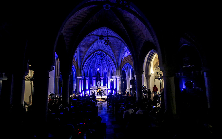 Fotografia colorida de concerto na Cripta da catedral da Sé 