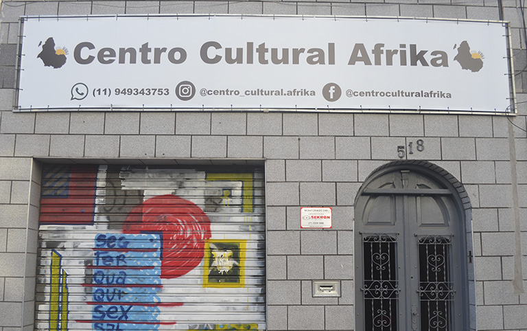 Fotografia colorida da fachada do Centro Cultural Afrika - Festival Musiques D'afrique