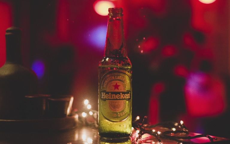 Fotografia colorida de uma cerveja Heineken por Px Here 