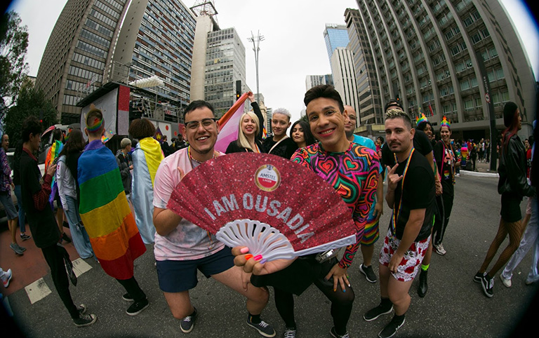 Fotografia colorida do Trio Amstel na Parada do Orgulho LGBT+ 2022 - Divulgação