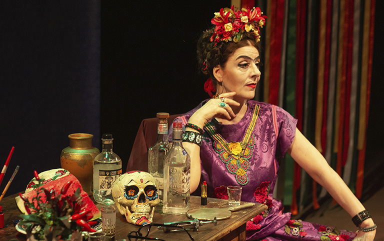 Fotografia colorida de Christiane Tricerri sobe ao palco do Teatro Sérgio Cardoso interpretando Frida Kahlo - Viva la Vida - Foto por Isadora Tricerri