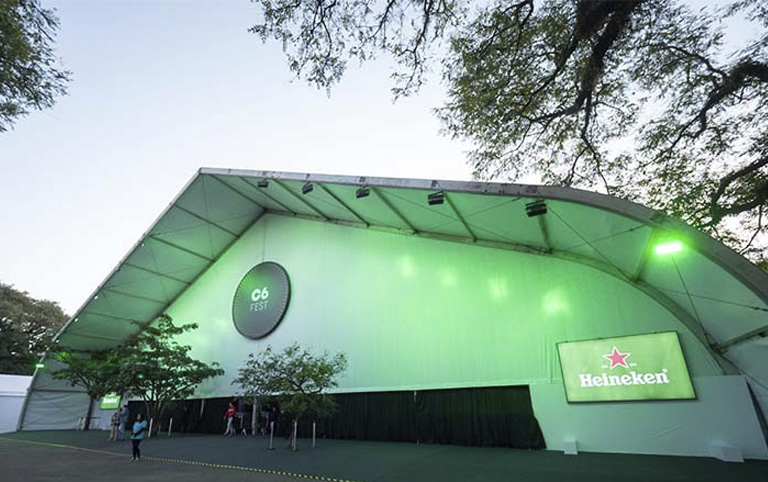 Fotografia colorida da tenda Heineken no C6 Fest 2023 - Divulgação