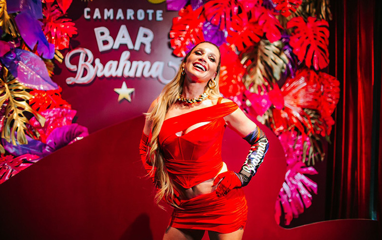 Fotografia colorida de Flávia Alessandra no Camarote Bar Brahma em 2023 - por Marcela Sanches