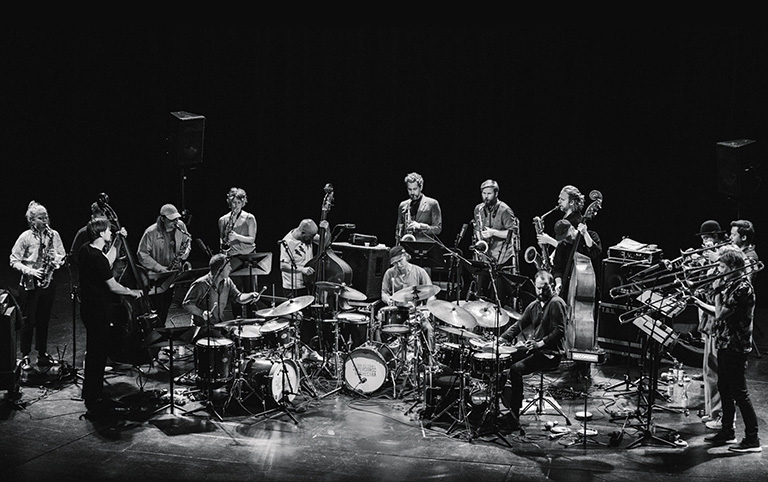 Fotografia em preto e branco de Gard Nilssen - Supersonic Orchestra - Por Felix Zimmermann - Invasão Jazz Noruega Sesc Belenzinho
