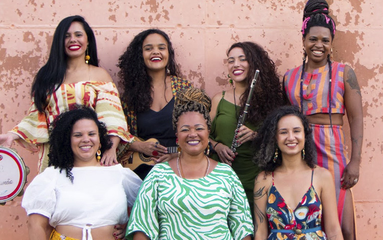 Fotografia colorida do grupo Samba de Dandara por Nathalie Portela - convida Nega Duda - Divulgação Theatro Municipal