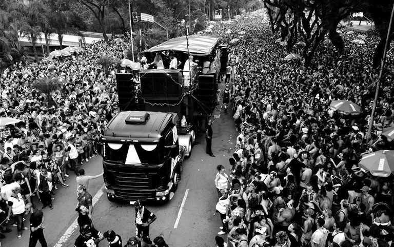 Fotografia em preto e branco do Navio Pirata de BaianaSystem por Pedro Magrod - desfile em São Paulo - Parque do Ibirapuera - Carnaval de rua 2024