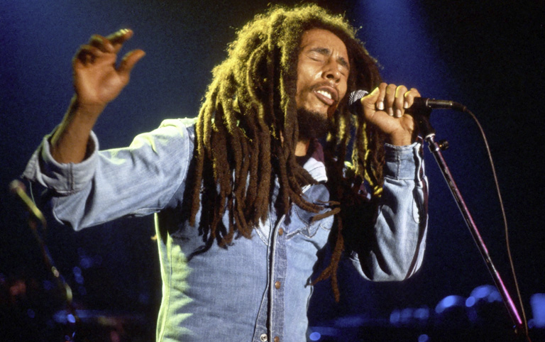 Fotografia colorida de Bob Marley - por Michael Ochs Arquives - Getty Images - Divulgação Deezer