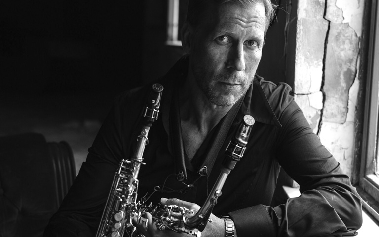 Fotografia em preto e branco do saxofonista Pekka Pylkkänen por Andrea Boccalini - Divulgação Sesc 24 de maio