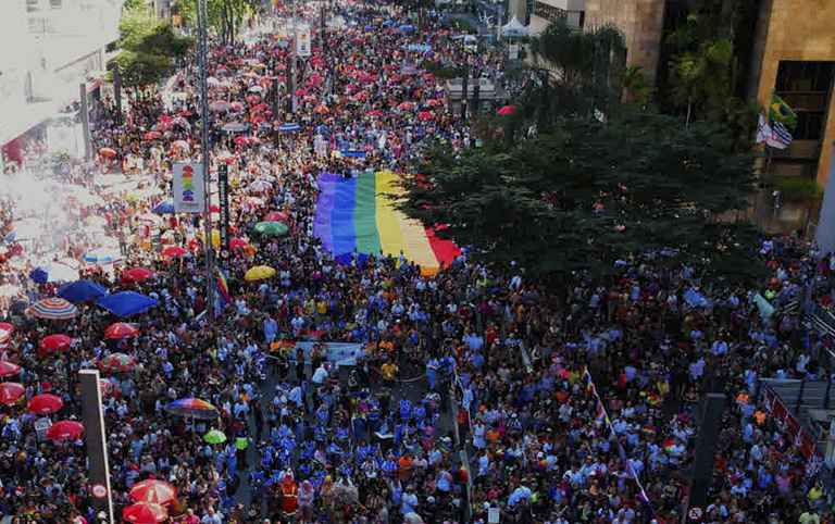 Fotografia colorida da parada do orgulho lgbt+ em São Paulo - Divulgação