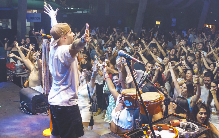 Fotografia colorida de uma multidão em frente ao palco do Varanda Estaiada - Divulgação