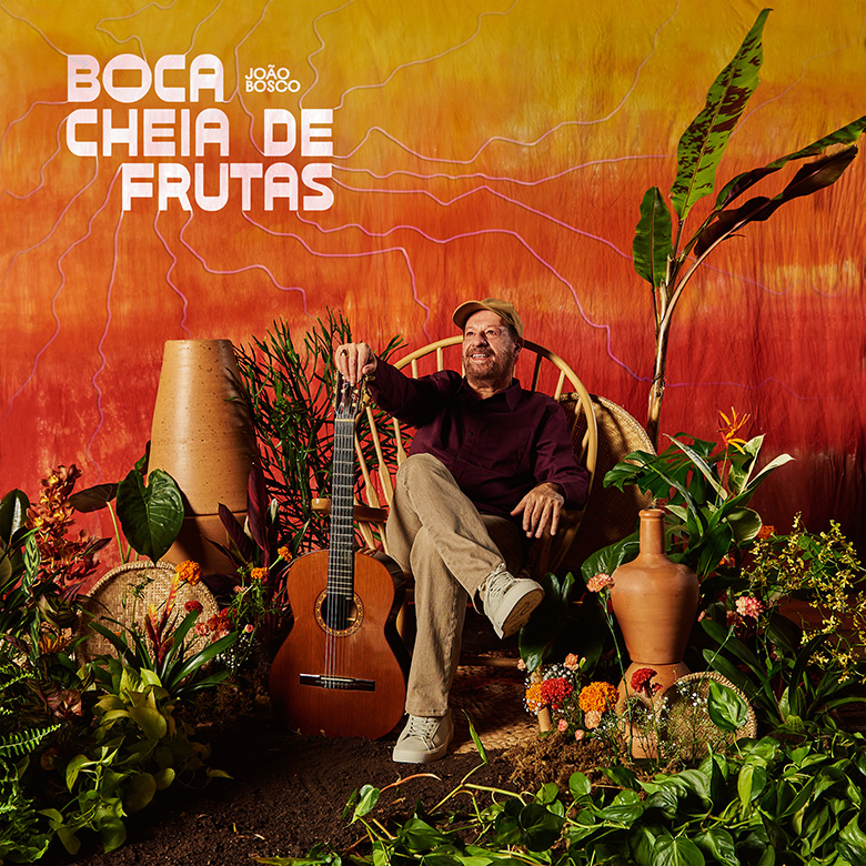 Fotografia colorida de João Bosco para divulgação da capa de seu novo álbum Boca cheia de Frutas - Crédito: André Rola, João Ferro e Victor Correa
