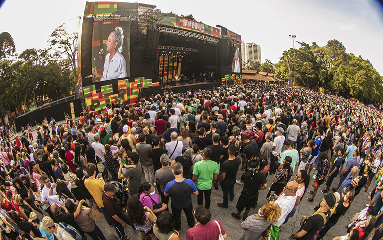 Fotografia colorida de show e plateia do Revelando SP - São José dos Campos - Divulgação