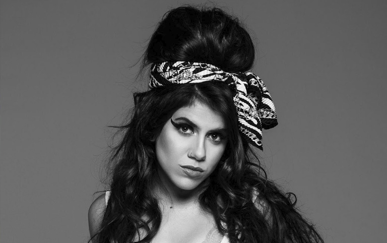 Fotografia em preto e branco da cantora Clariana para divulgação do tributo a Amy Winehouse - Smorgasburg Brasil 2024 - Divulgação