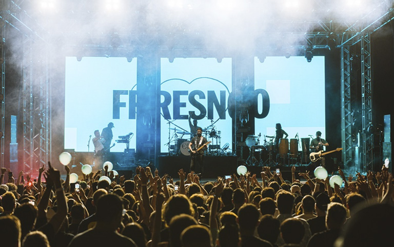 Fotografia colorida da banda Fresno em show ao vivo - por André Figueiredo