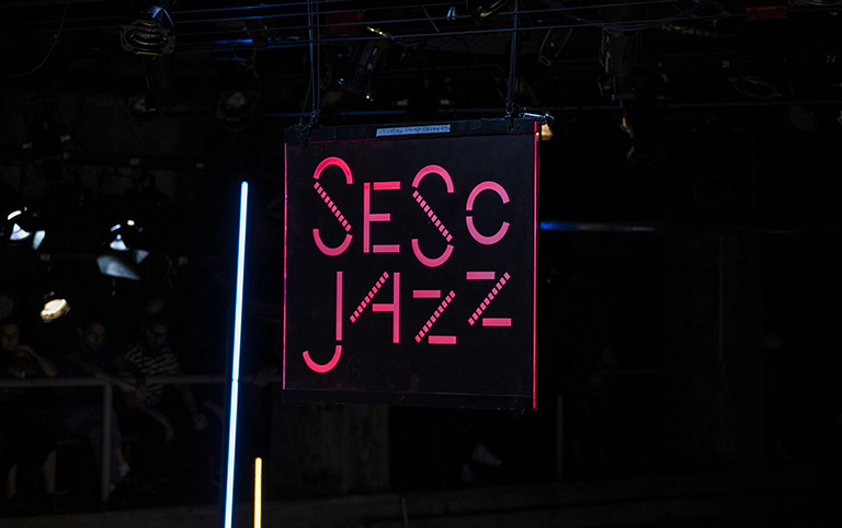 Fotografia colorida do logo em luzes com a escrita Sesc Jazz - por Diogo França - @difgomez
