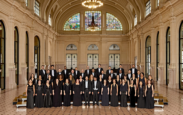 Fotografia colorida do Coro da Osesp com o maestro preparador William Coelho, em foto de 2024 | Foto: Mario Daloia