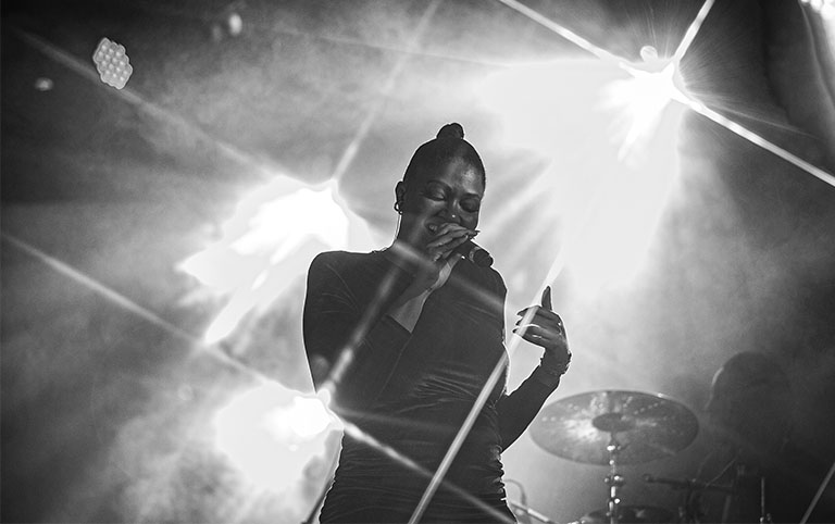 Fotografia em preto e branco de Luedji Luna por Diogo França - @difgomez